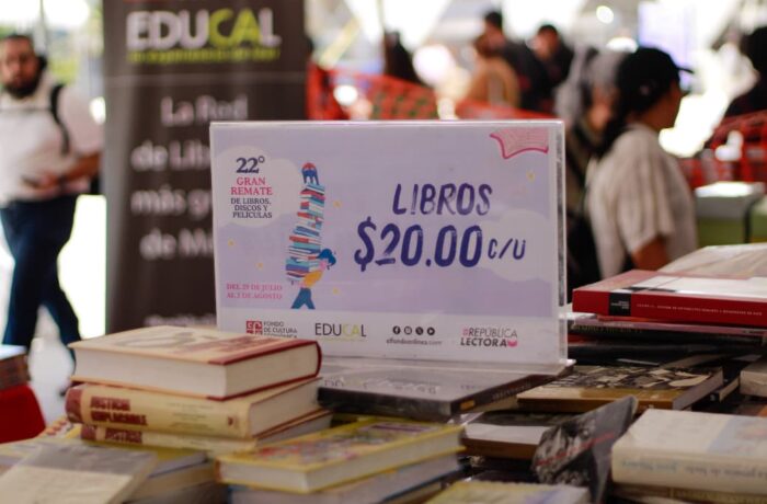 Libros en oferta durante el 22º Gran Remate de Libros, Discos y Películas en el Monumento a la Revolución