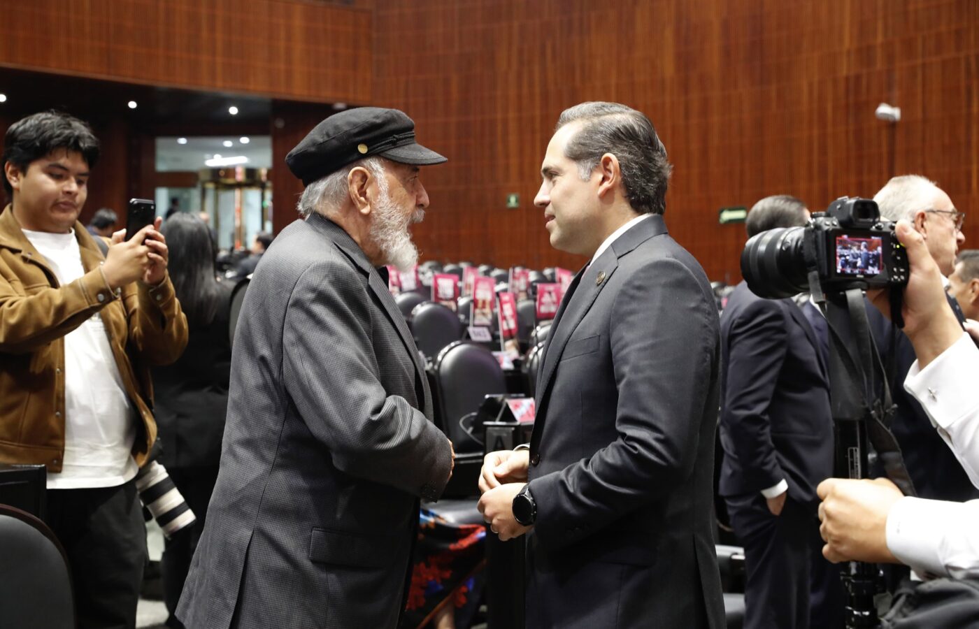 Legislador de la Cámara de Diputados toca la campana en la mesa de la Presidencia