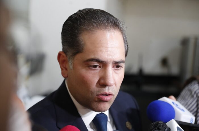 Entrevista con medios de comunicación en un recinto legislativo.